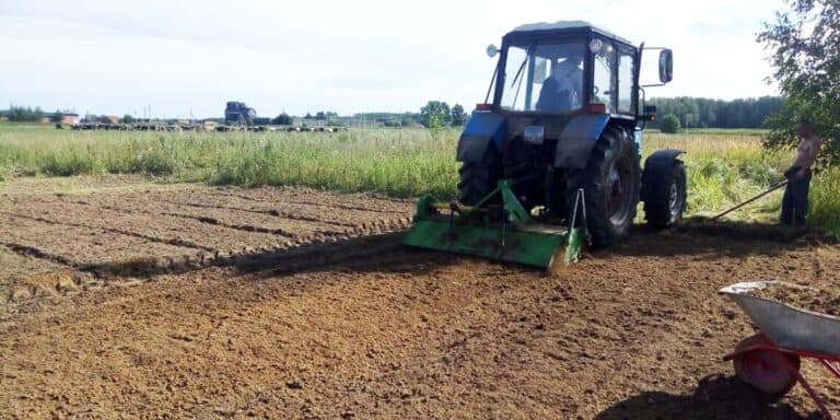 Скільки коштує оранка землі у 2026 році і що обрати мотоблок чи трактор. Мій чесний вибір