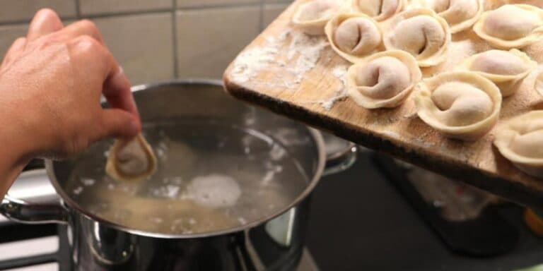 Припиніть так робити! Чому пельмені не можна кидати в окроп? Пояснюю