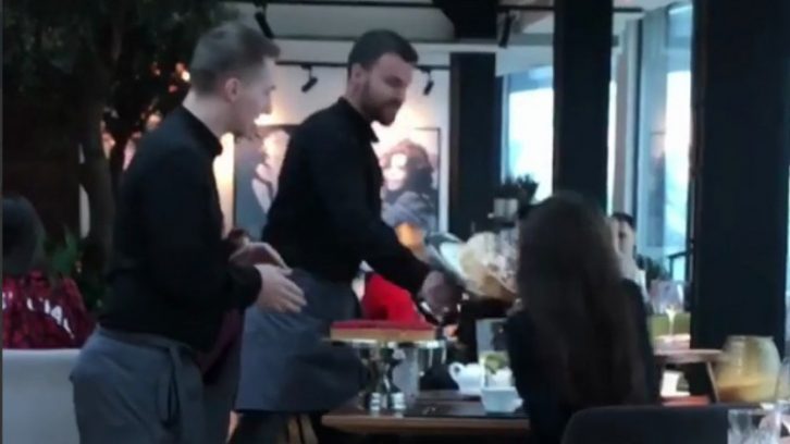 Офіціант в столичному ресторані жбурнув торт прямо в обличчя відвідувачці