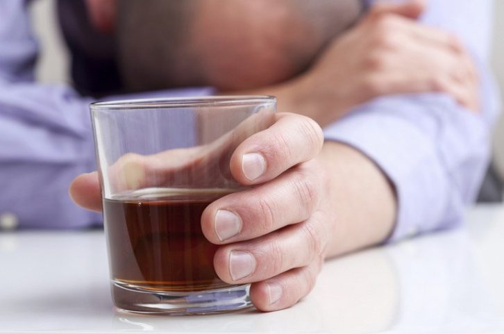 Що робити при алкогольному отруєнні