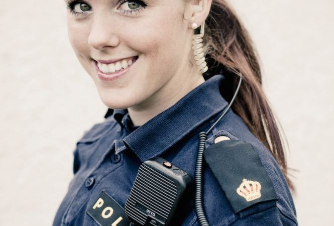 Як виглядають дівчата-поліцейські в 30 країнах світу
