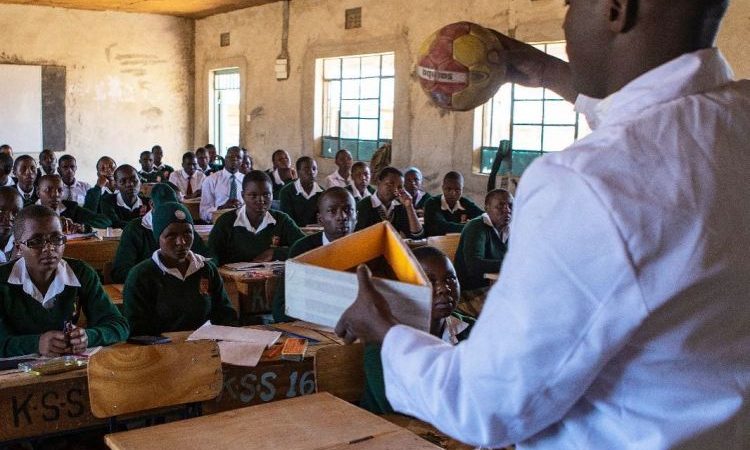 Викладач з африканського села отримав 1 млн доларів і звання кращого вчителя в світі