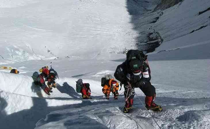 Вчені розповіли, що відбувається з тілом людини в «зоні смерті» на горі Еверест