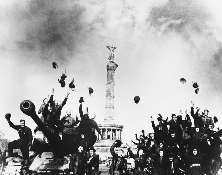 24 фото о том, как весь мир праздновал победу 74 года назад