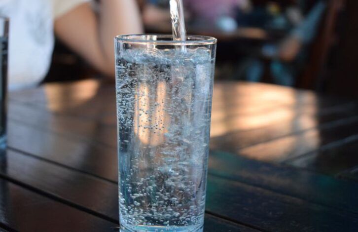 Есть ли польза от воды в бутылках: мнение ученых