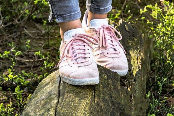 Німецькі експерти виявили нову небезпеку носіння літнього взуття
