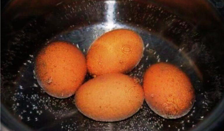 «Шкаралупа сама злітає»: 6 секретів варіння яєць, завдяки яким вони чистяться легко