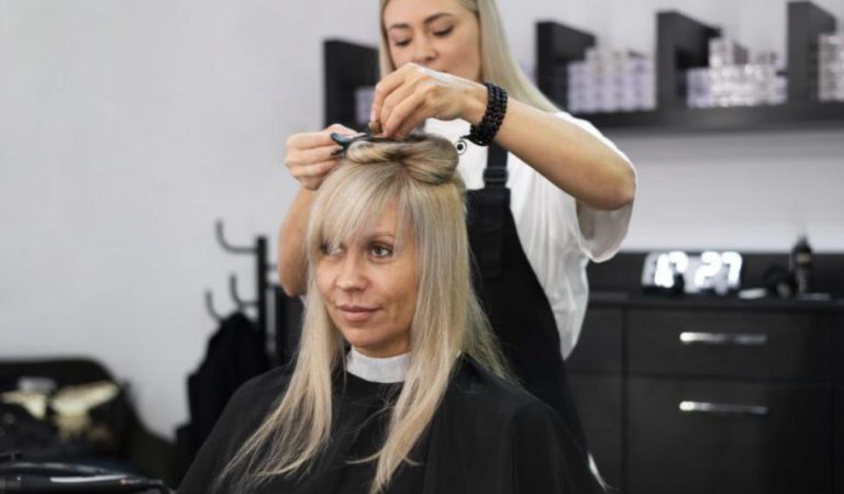 5 літніх стрижок для жінок 50+: роблять волосся об’ємнішим і кардинально оновлюють образ