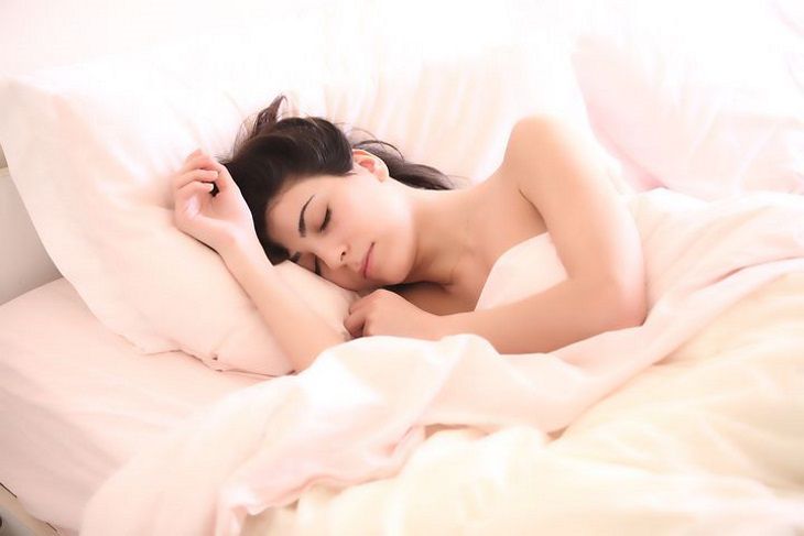 Сомнолог выяснил, сколько нужно спать для счастья
